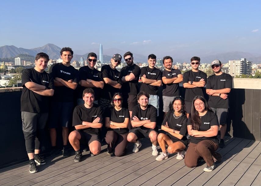 El equipo de Cardda en la terraza de la oficina, con la cordillera detrás