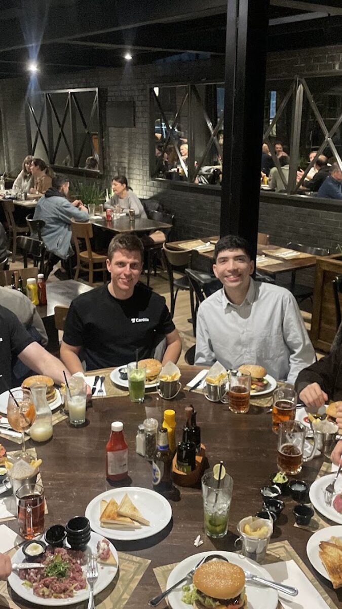 El equipo alrededor de una mesa redonda llena de platos en un restaurante